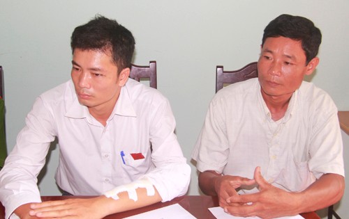 Trưởng công an xã Hà Lan Dương Duy Tuệ (trái) và ông Lê Văn Công đã dũng cảm, kiên quyết bắt bằng được tên trộm chó dù bị chống trả quyết liệt bằng hung khí.