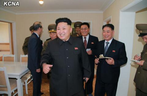 Kim Jong Un trong một chuyến thị sát sau khi tái xuất