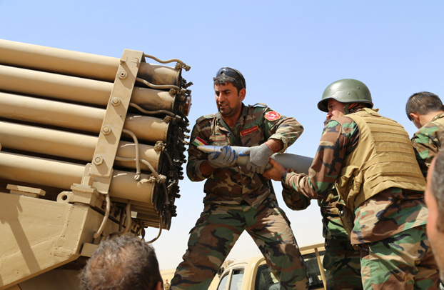  Lính Peshmerga nạp đạn vào hệ thống rocket đa nòng.