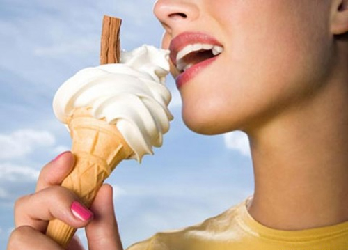 Cho trẻ ăn kem: Cẩn trọng những tác hại không ngờ