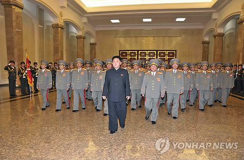 10/10/2013， ông Kim Jong-un thực hiện nghi lễ tỏ lòng tôn kính 2 cố lãnh đạo Kim Nhật Thành và Kim Jong-il tại Kumsusan Thái Dương Cung. Ảnh: Yonhap.