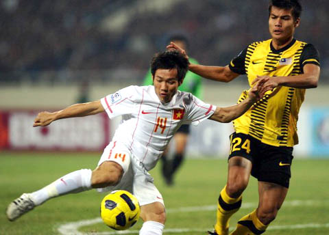 Tại AFF Cup 2010, Tấn Tài (trái) và đội tuyển Việt Nam đã thua Malaysia 0-2 ở trận bán kết lượt đi. Ảnh: V.S.I