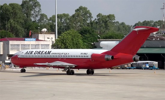 Chiếc máy bay Boeing 727-223 dầm mưa dãi nắng 7 năm qua tại sân bay Nội Bài (ảnh Jetphoto).