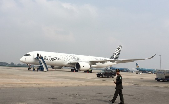 Chiếc máy bay A350 XWB-900 ở sân bay quốc tế Nội Bài (Hà Nội) sáng 22-11