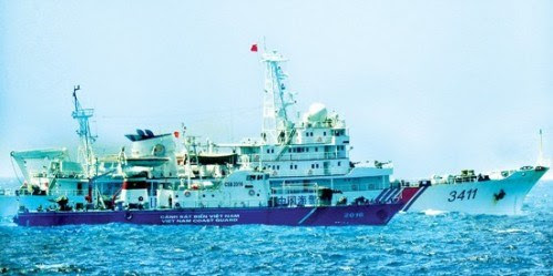 Tàu cảnh sát biển 2016 đang hoạt động chấp pháp trên vùng biển Hoàng Sa của Việt Nam trước sự hung hãn tấn công, chèn ép của tàu Trung Quốc. (Ảnh tư liệu)