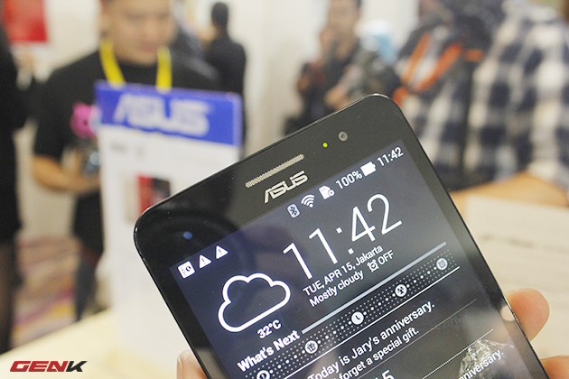 Mặt trước của Asus Zenfone 6 với logo công ty ngay phía dưới loa thoại. Camera trước độ phân giải 2 MP, đèn báo notification và cảm biến tiệm cận.