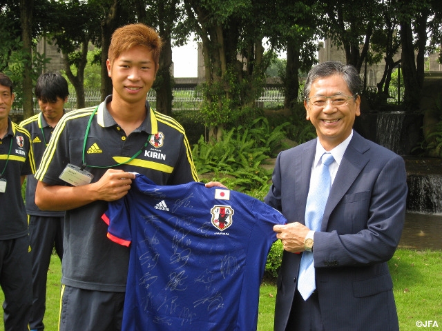 Miura Genta (trái), đã ra mắt J-League trong màu áo Shimizu S-Pulse, chụp ảnh lưu niệm trong chuyến thăm Đại sứ quán Nhật Bản tại Việt Nam cách đây vài ngày.