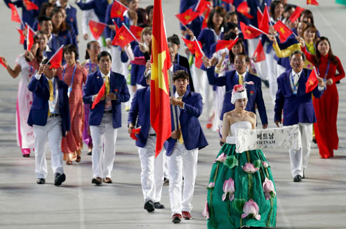 Hoàng Quý Phước cầm cờ cho đoàn thể thao Việt Nam tại Asiad Incheon 2014 