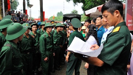 Thanh niên trên địa bàn TP Hà Nội lên đường thực hiện nghĩa vụ quân sự. 