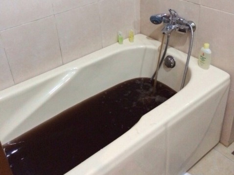 Nước bẩn có mùi tanh xả trực tiếp từ vòi vào bồn tắm của khách sạn Sun Spa Resort, phòng Deluxe Ocean Side. Ảnh: Độc giả cung cấp.