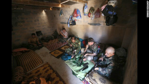 Lính Peshmerga chuẩn bị vũ khí cho trận đánh