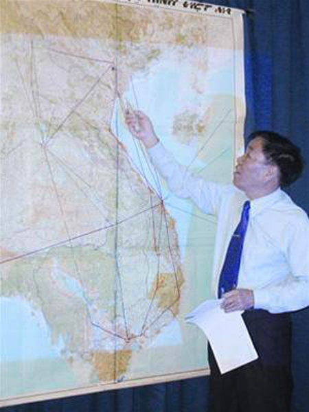 Cựu phi công Mai Trọng Tuấn trong một lần trình bày về đường bay vàng mà ông là người đầu tiên đề xuất - Ảnh: Tiền phong