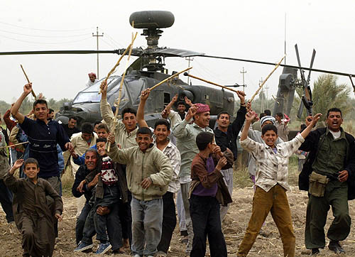 Người Iraq ăn mừng gần một chiếc Apache chiếm giữ được vào năm 2003