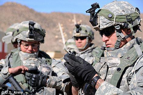 Các binh lính Mỹ sử dụng điện thoại thông minh trên chiến trường Trung Đông