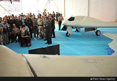 Bản sao UAV RQ-170 (góc phải phía trên) và nguyên bản UAV RQ-170 Sentinel của Mỹ mà Iran thu được (góc trái phía dưới màn ảnh). 