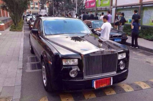 Một chiếc Rolls Royce Phantom hầm hố.