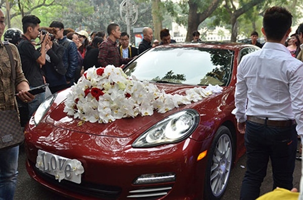 Siêu xe Porsche trị giá gần 10 tỷ trong đám cưới Tuấn Hưng.