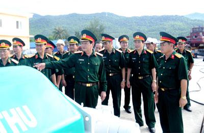Thượng tướng Nguyễn Thành Cung thăm, kiểm tra Sông Thu.