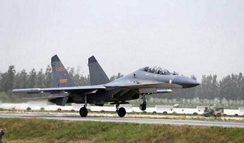 Máy bay chiến đấu Su-37UBK hạ cánh thành công