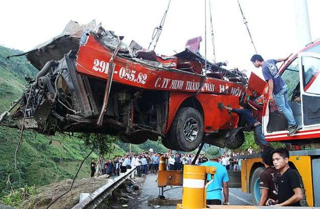 Sau gần 10 giờ cứu hộ, đến 18g ngày 3-9 chiếc xe khách gặp nạn đã được đưa lên mặt đường quốc lộ 4D, huyện Bát Xát, Lào Cai. 