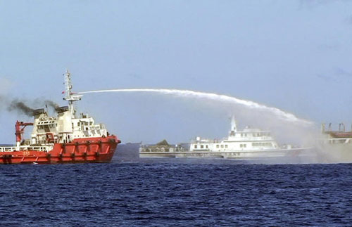 Tàu Trung Quốc dùng vòi rồng tấn công tàu cảnh sát biển của Việt Nam tại khu vực gần giàn khoan HD 981.