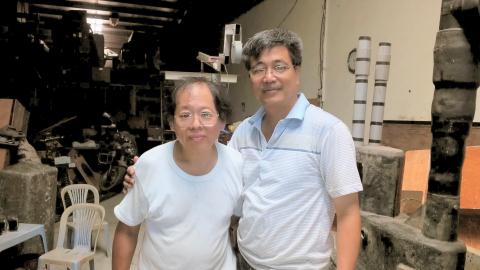 Ông Phan Bội Trân (bên trái) và ông Nguyễn Quốc Hòa - người chế tạo tàu ngầm Trường Sa 01 chụp ảnh kỷ niệm trong dịp gặp nhau tại xưởng sản xuất của ông Trân hồi tháng 7/2014