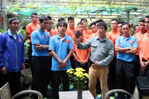 Ông Võ Điện Biên nói chuyện với các thành viên đội tuyển VN về tình yêu của Đại tướng Võ Nguyên Giáp với bóng đá. Ảnh: N.K