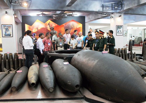 Các đại biểu nghe giới thiệu về quả thủy lôi khổng lồ mà Không quân Mỹ đã sử dụng để đánh cầu Hàm Rồng trong chiến tranh.