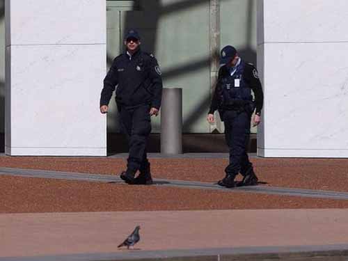 Cảnh sát tuần tra trước tòa nhà quốc hội ở thủ đô Canberra của Úc hôm 19-9 Ảnh: &nbsp;The Sydney Morning Herald