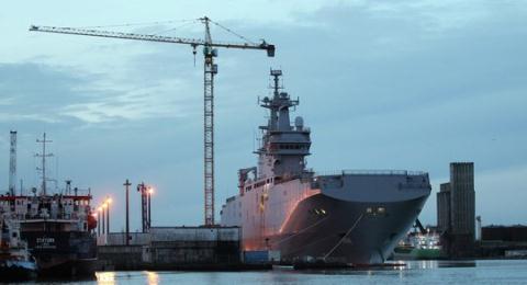 Tàu Vladivostok đang neo ở cảng Saint-Naraire ở miền Tây nước Pháp