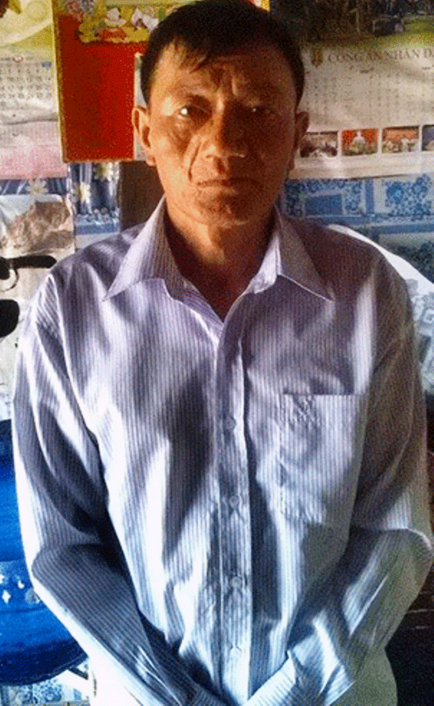 Ông Trịnh Xuân Tiến trong căn nhà đơn sơ của mình.