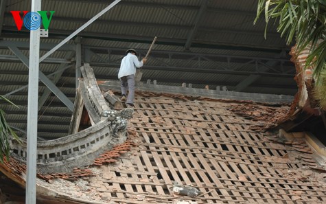 Dùng cuốc, xẻng hạ giải mái đình – việc làm có lẽ chỉ thấy trong trùng tu di tích ở Việt Nam.