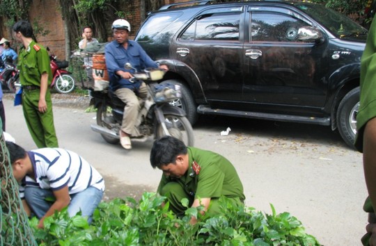 Tìm đầu đạn bị bắn xuyên qua cửa kính ô tô ra ngoài