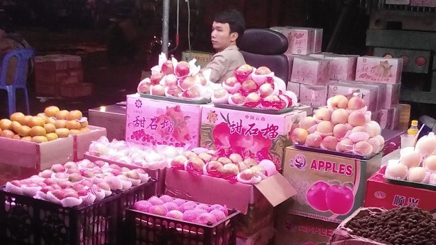 Táo, lựu, hồng Trung Quốc được bày bán tại một sạp trái cây ở chợ đầu mối nông sản thực phẩm Thủ Đức, TP.HCM 