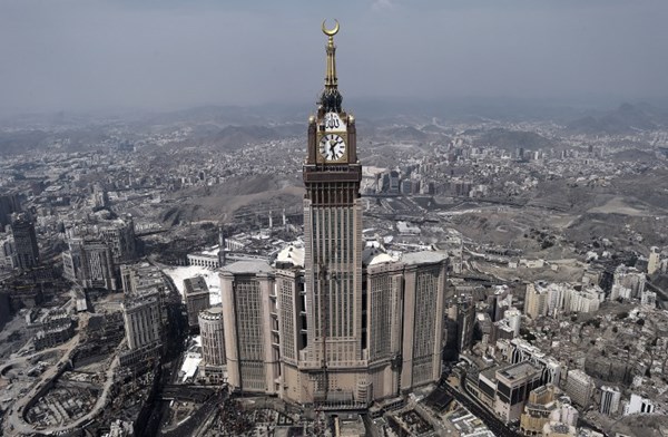 Hàng triệu tín đồ Hồi giáo đang có mặt tại thánh địa Mecca, nơi sở hữu Tháp đồng hồ Abraj Al-Bait Towers cao nhất thế giới và có mặt đồng hồ lớn nhất thế giới.