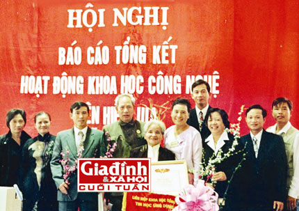 Bà Hai Hương (người cầm bằng khen) – người “khai sinh” ra bộ môn DSTT với huyền thoại về “đôi bàn tay kỳ diệu”. Ảnh TG