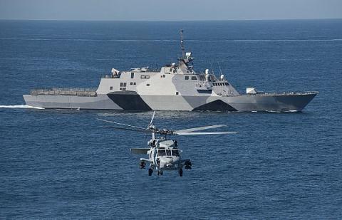 Tàu USS Freedom cùng máy bay trực thăng săn ngầm