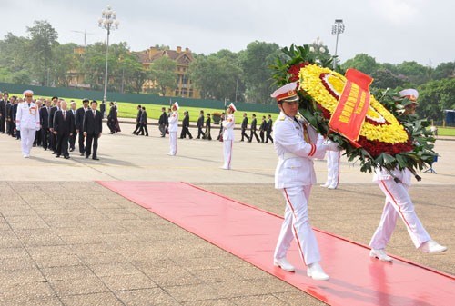 Đoàn đại biểu Đảng, Nhà nước vào Lăng viếng Bác.