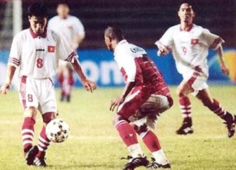 Văn Sỹ Hùng (phải) từng ghi 2 bàn vào lưới Indonesia ngay tại chảo lửa Senayan ở SEA Games năm 1997.