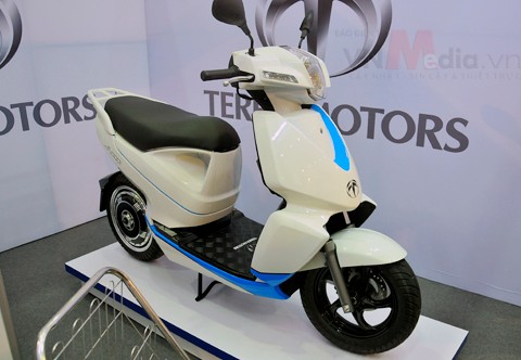 Xe máy điện Terra A4000i trưng bày tại một triển lãm ở Hà Nội