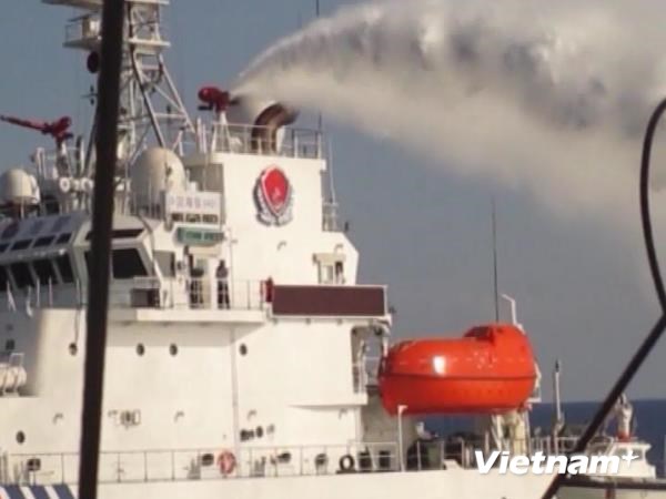 Cận cảnh tàu của Trung Quốc dùng vòi rồng phun nước vào tàu lực lượng Kiểm ngư Việt Nam. (Nguồn: Cục Kiểm ngư Việt Nam).