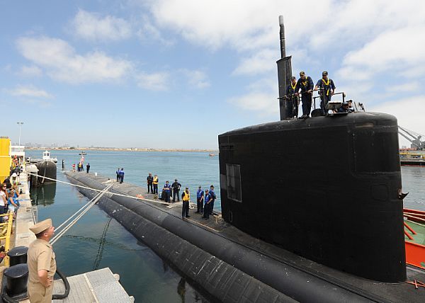 Capt. Thomas Ishee, commander of Submarine Squadron (SUBRON) 11, left, talks to Cmdr. Lincoln Reifsteck, commanding officer of the Los Angeles-class attack submarine USS Hampton (SSN 767).