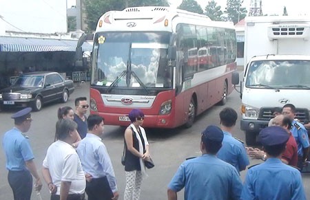 Xe Thành Bưởi bị Thanh tra Bộ GTVT cùng Thanh tra Sở GTVT Đồng Nai bắt quả tang giả danh xe hợp đồng nhưng chạy như tuyến cố định.