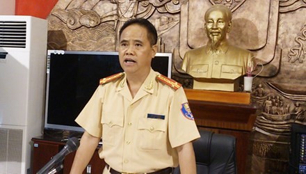 Trưởng phòng CSGT Hà Nội trả lời về việc xử lý mũ bảo hiểm không đạt chuẩn chiều 30/6. Ảnh: Tuấn Nguyễn