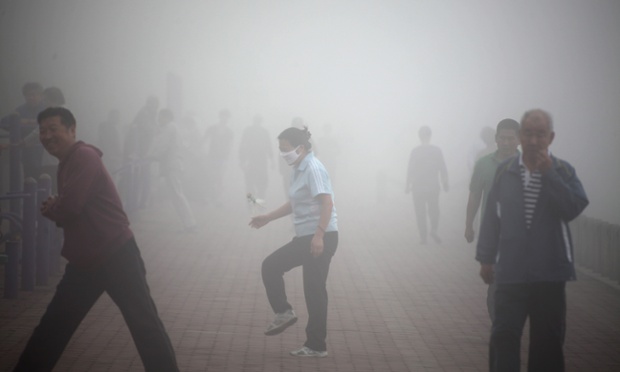 Mọi người tập thể dục buổi sáng trong sương khói dày đặc gần sông Tùng Hoa, Trung Quốc.