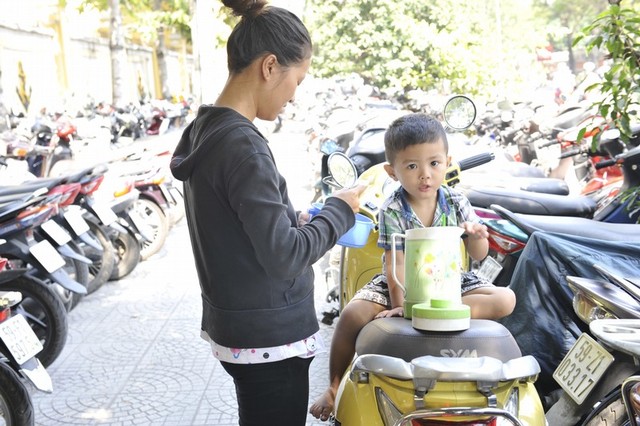 Nhóc Khang đã chấm dứt chuỗi ngày phiêu bạt, nay có ba Tài và bà nội (mẹ Tài) yêu thương. Có điều, mẹ Tài vì làm lụng vất vả từ xưa nuôi nâng ba chị em Tài nên nay ngã bệnh khá nặng. Bãi xe nơi Tài làm tháng nữa sẽ đóng, lại chưa biết có làm nơi khác không. Hạnh phúc của cặp đôi kỳ tích này đang bị cuộc sống thách thức rất nhiều.