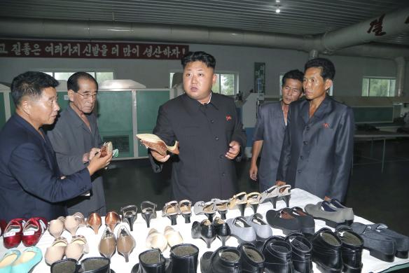 Nhà lãnh đạo Triều Tiên Kim Jong Un thăm nhà máy sản xuất giày Wonsan ở thủ đô Bình Nhưỡng.