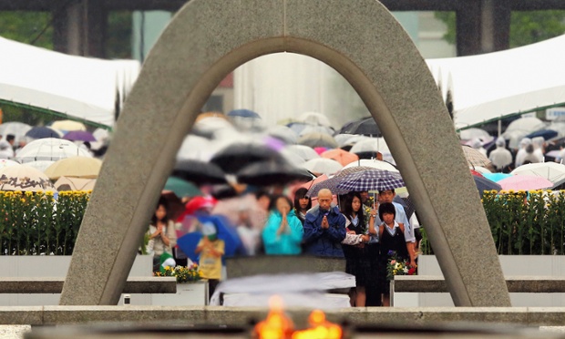 Mọi người cầu nguyện dưới mưa tại Công viên tưởng niệm hòa bình Hiroshima, Nhật Bản, nhân kỷ niệm 69 năm quả bom hạt nhân đầu tiên ném xuống thành phố Hiroshima.