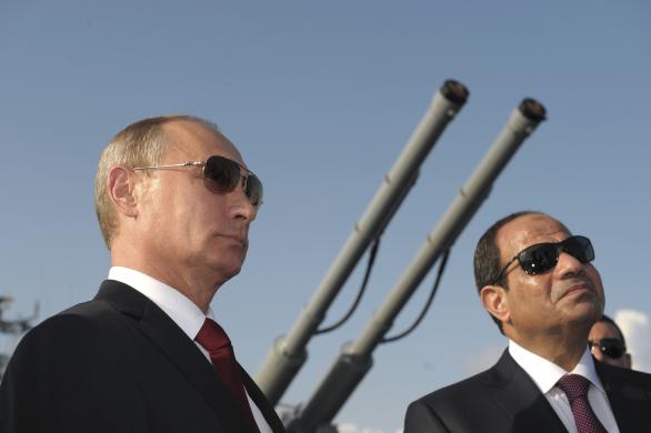 Tổng thống Nga Vladimir Putin và người đồng cấp Nhật Bản Abdel Fattah al-Sisi tham gia lễ đón tiếp trên tuần dương hạm tên lửa Moskva tại cảng Sochi, biển Đen. 