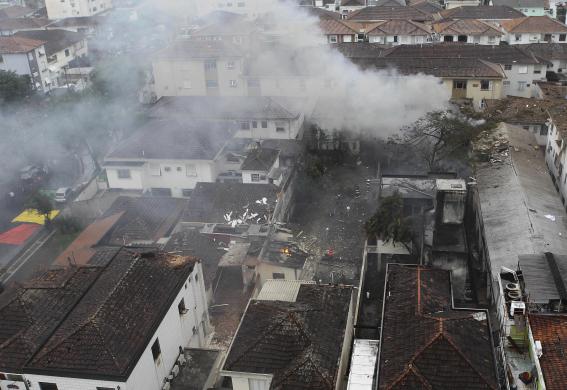 Hiện trường vụ máy bay chở ứng cử viên tổng thống Brazil Eduardo Campos rơi thành phố Santos, Brazil.